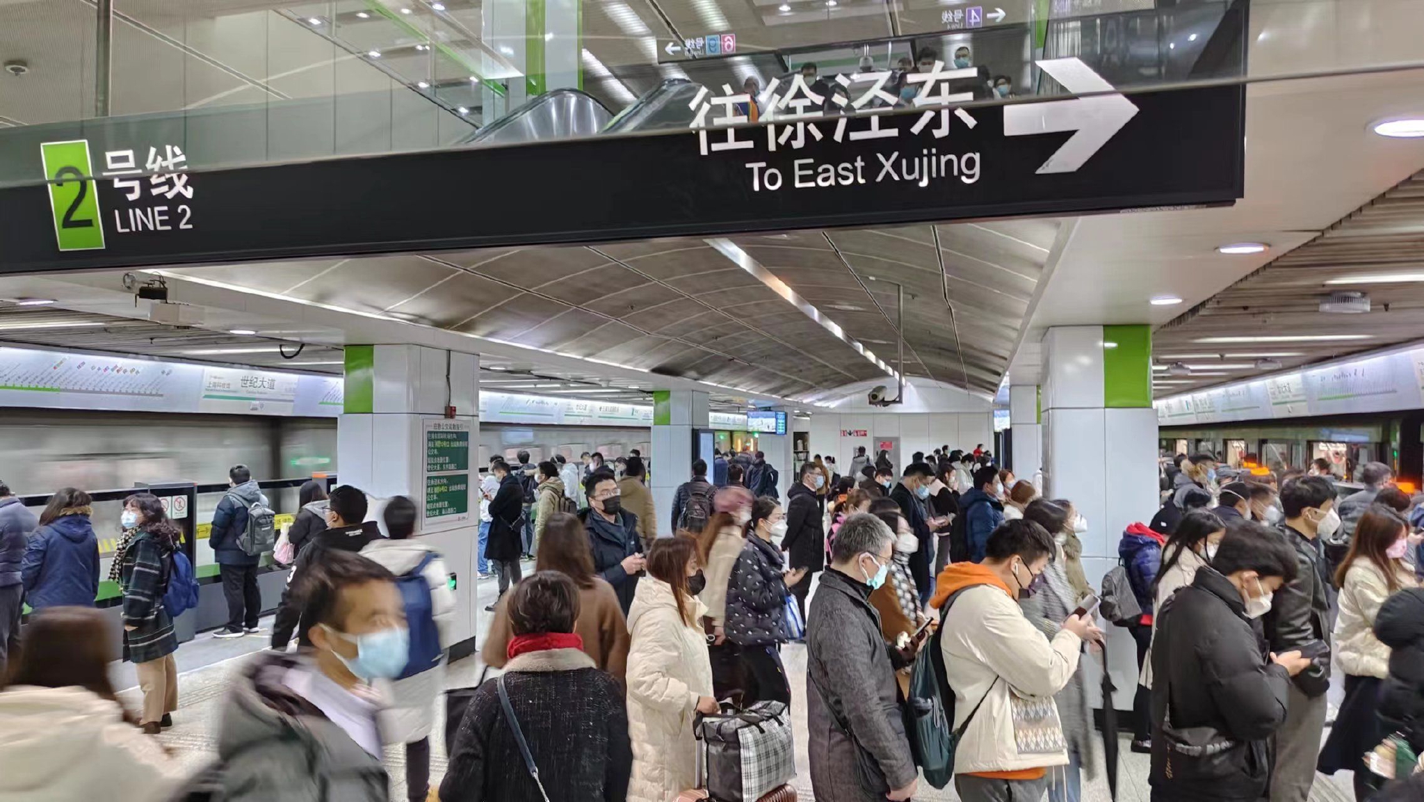 上海世纪大道地铁站早高峰客流恢复至四五成,"戴n95的乘客多了"|地铁