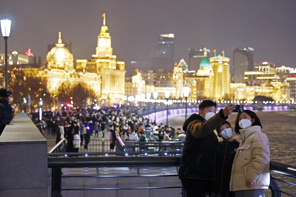 2023年1月1日，上海，游客欣赏黄浦江两岸夜景。中新社记者 殷立勤 图