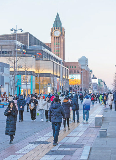 1月2日,北京王府井步行街街景.   本报记者 张武军摄