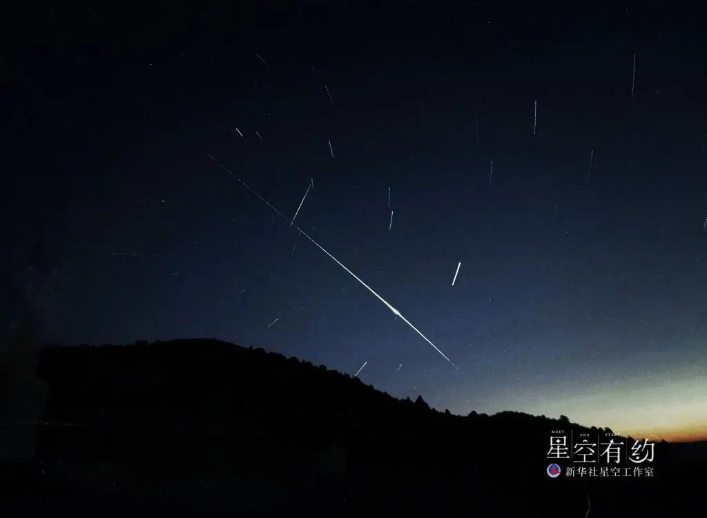在天津市蓟州区拍摄到的象限仪座流星雨中一颗明亮的火流星(延时曝光)