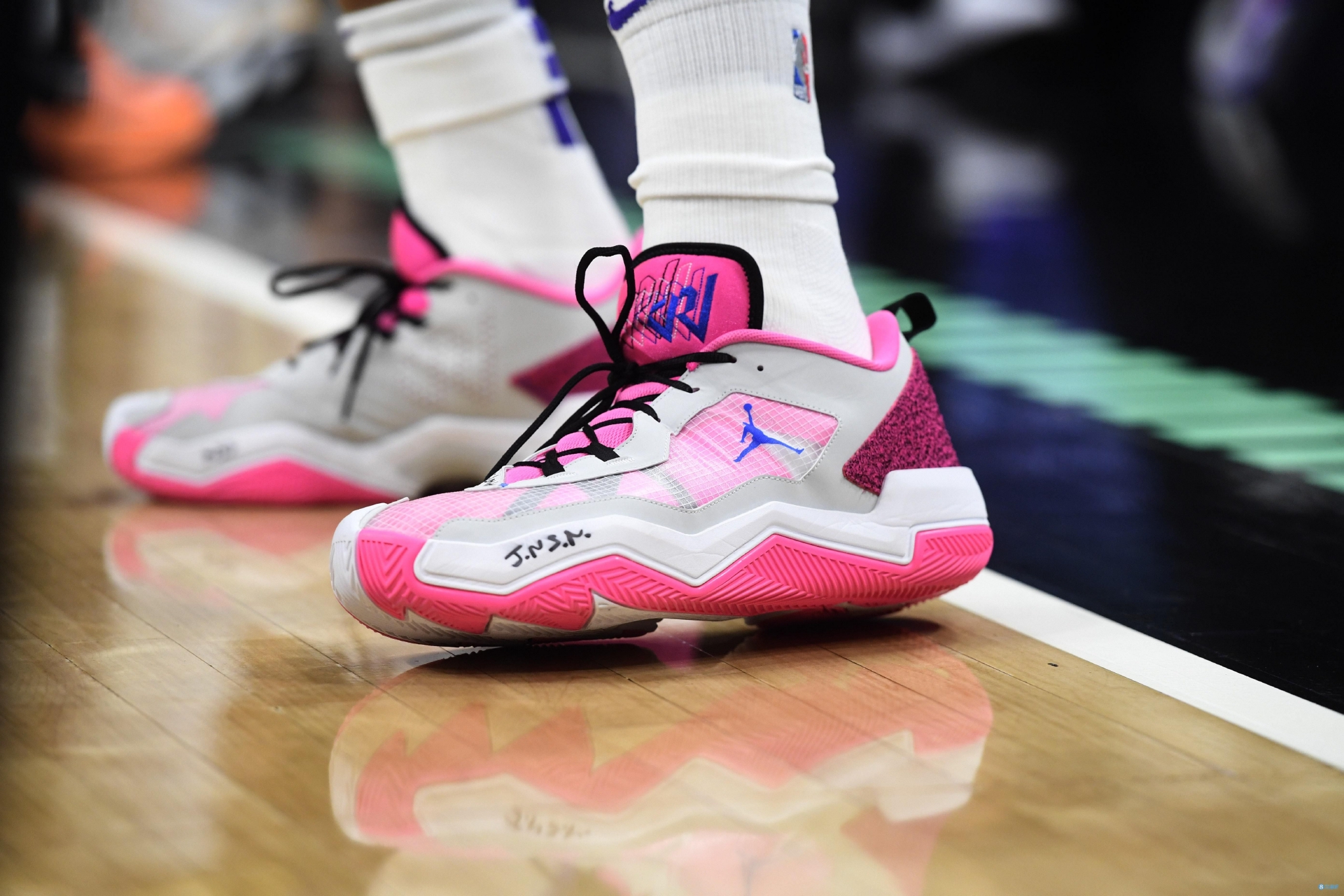 粉色挺吸睛啊威少今日上脚个人支线球鞋onetake4