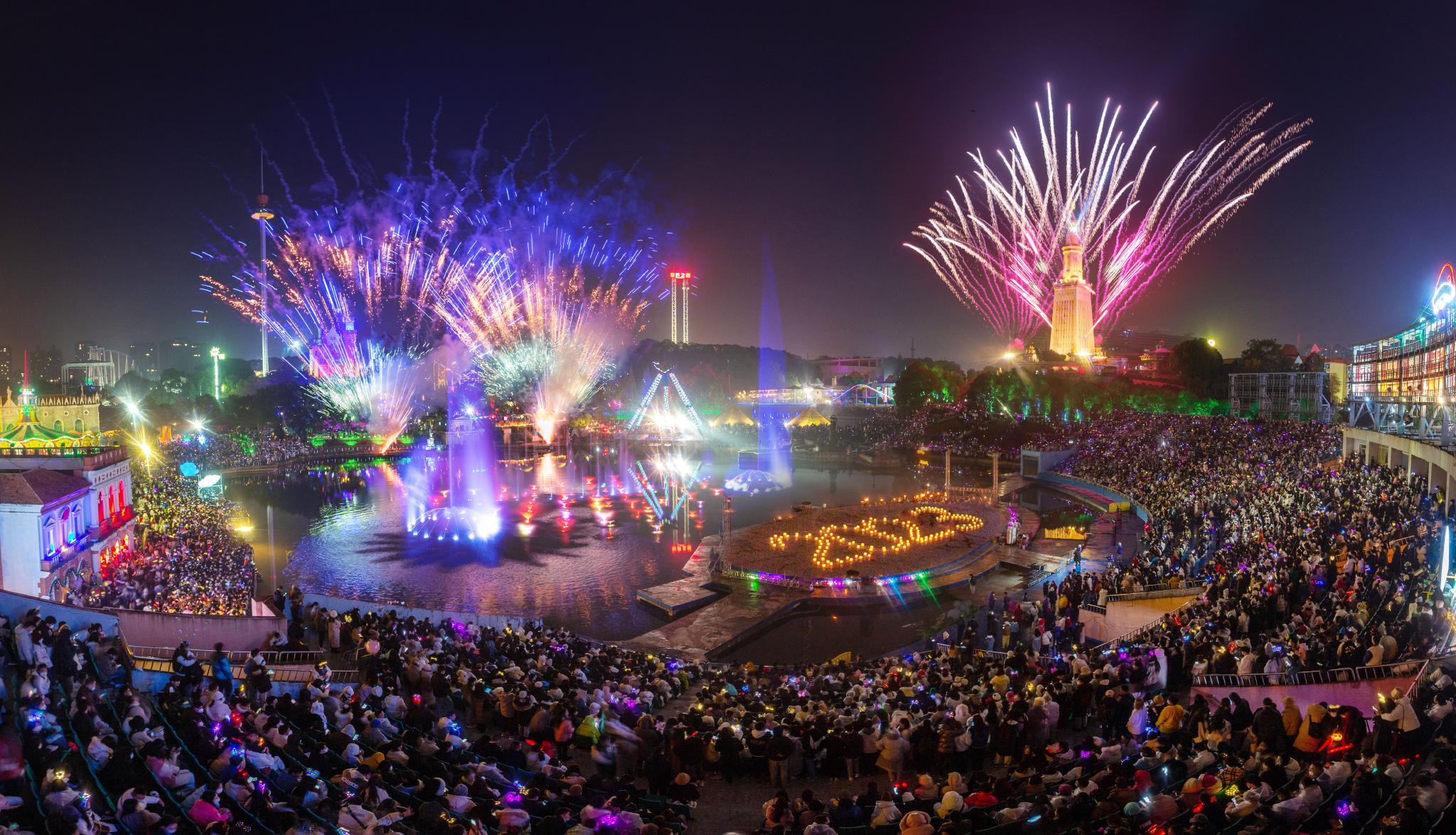 长沙世界之窗跨年夜烟火秀人气爆棚谭北京表示:"芒果文旅三地联动跨年