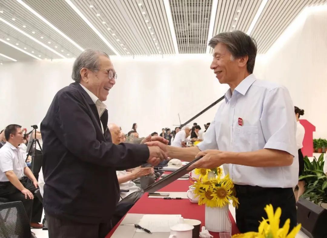 2018年9月7日，教师节大会，范迪安院长为钟涵先生颁发“中央美术学院杰出教授”奖