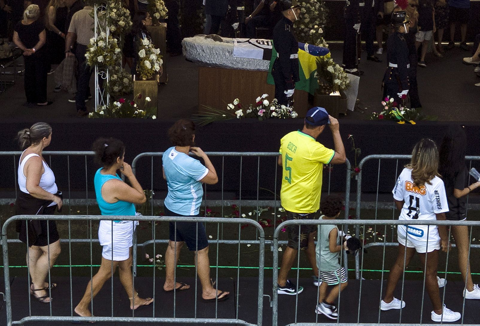 2023年1月2日，巴西桑托斯，人们在维拉贝尔米罗体育场排队参加贝利的告别仪式。