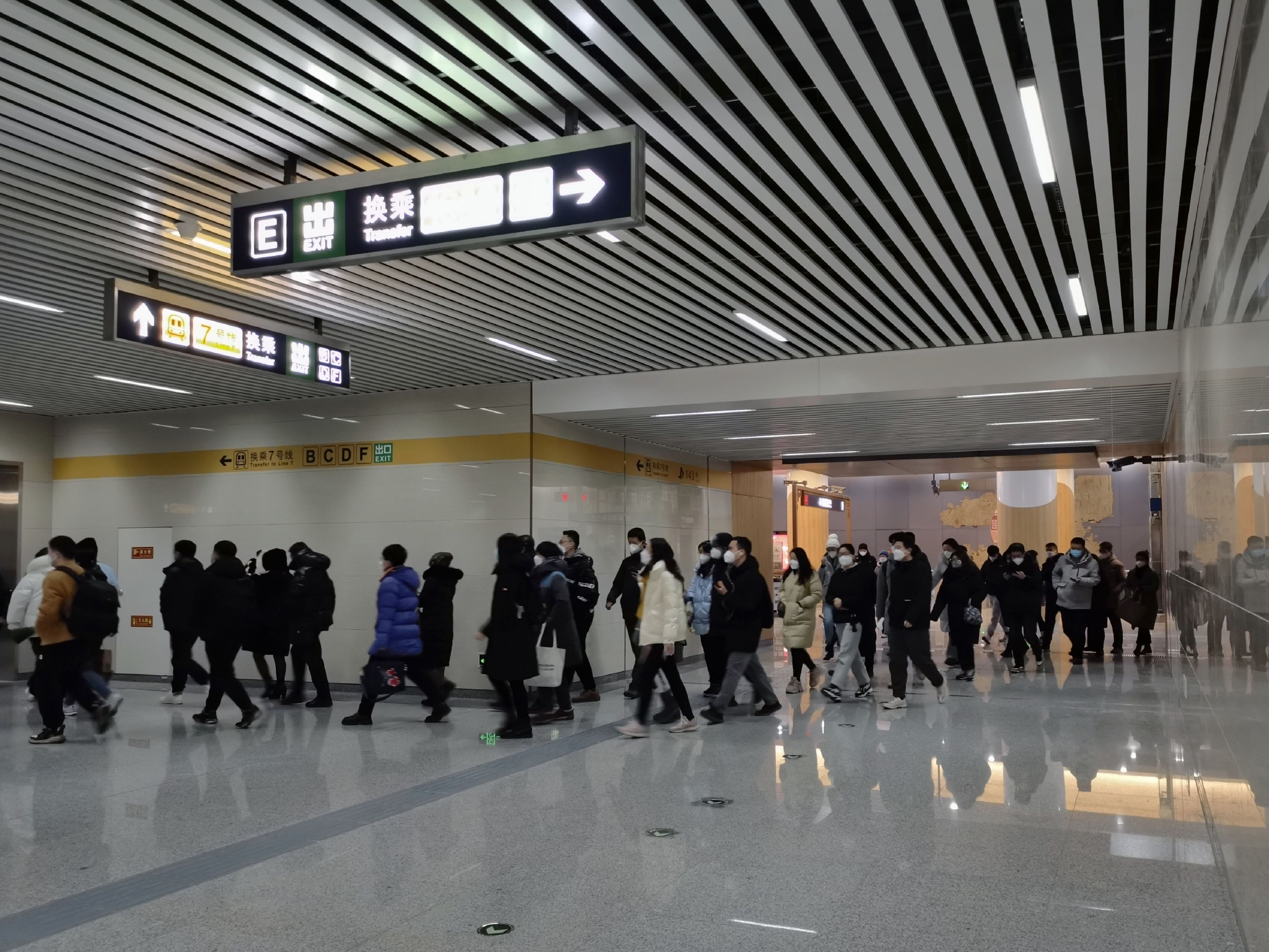 地铁达官营站,乘客排队从16号线换乘7号线.新京报记者 王贵彬 摄