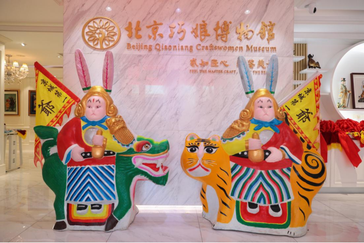 两个巨型兔儿爷亮相北京巧娘博物馆。北京市妇联供图