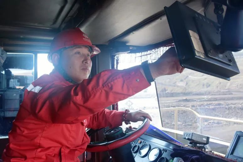 图为国家能源集团准能集团哈尔乌素露天煤矿运煤二班