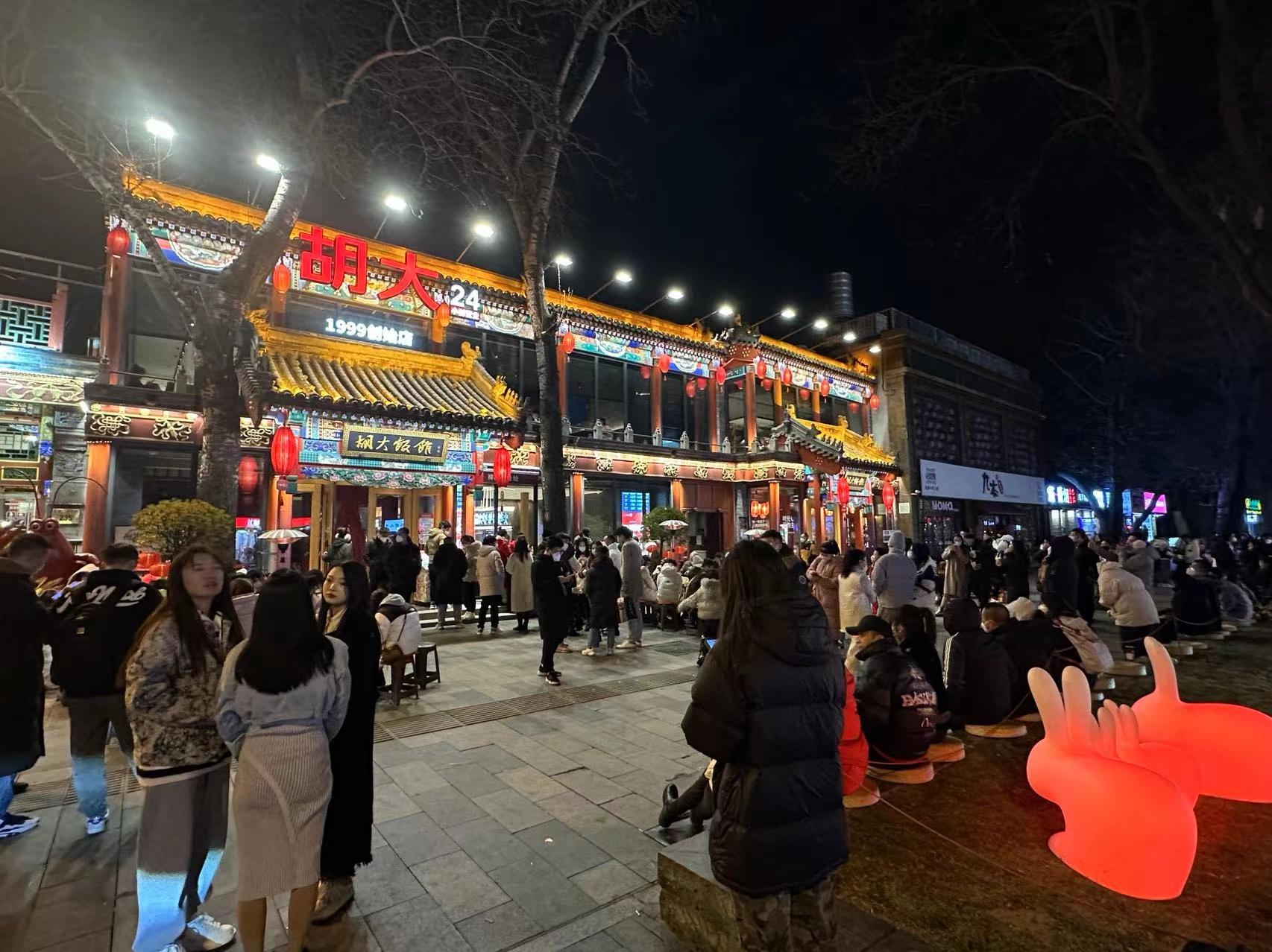 跨年夜餐饮迎来客流高峰，簋街胡大总店一直排队到凌晨3时30分。受访者供图