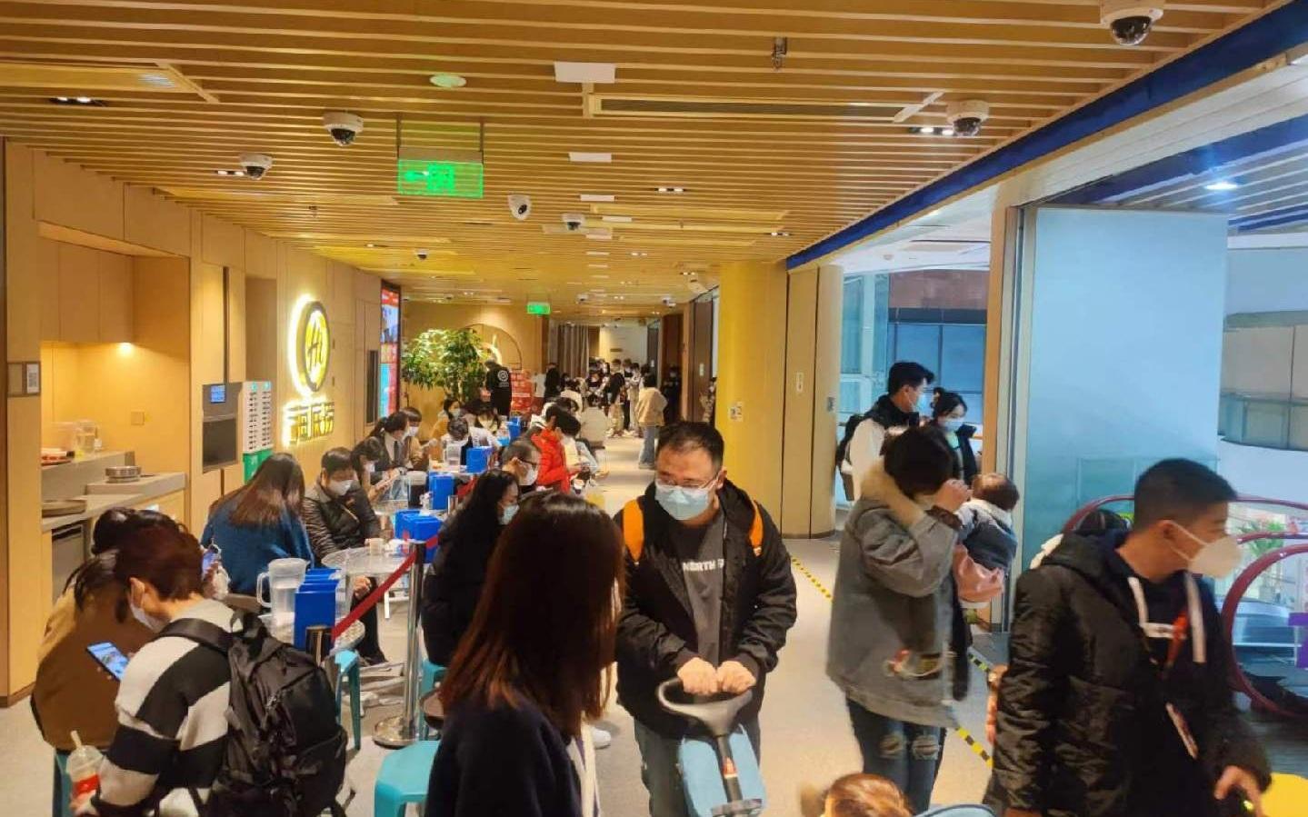 2022年12月31日晚，海底捞广州北京路店内的等位区排起长队。受访者供图