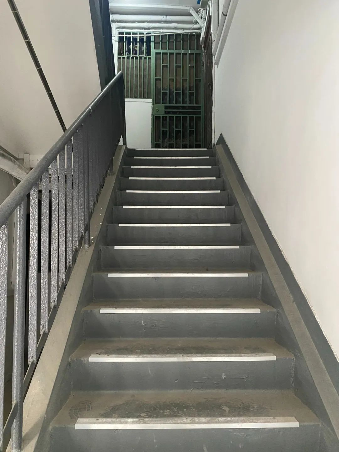 楼道台阶贴上了防滑条