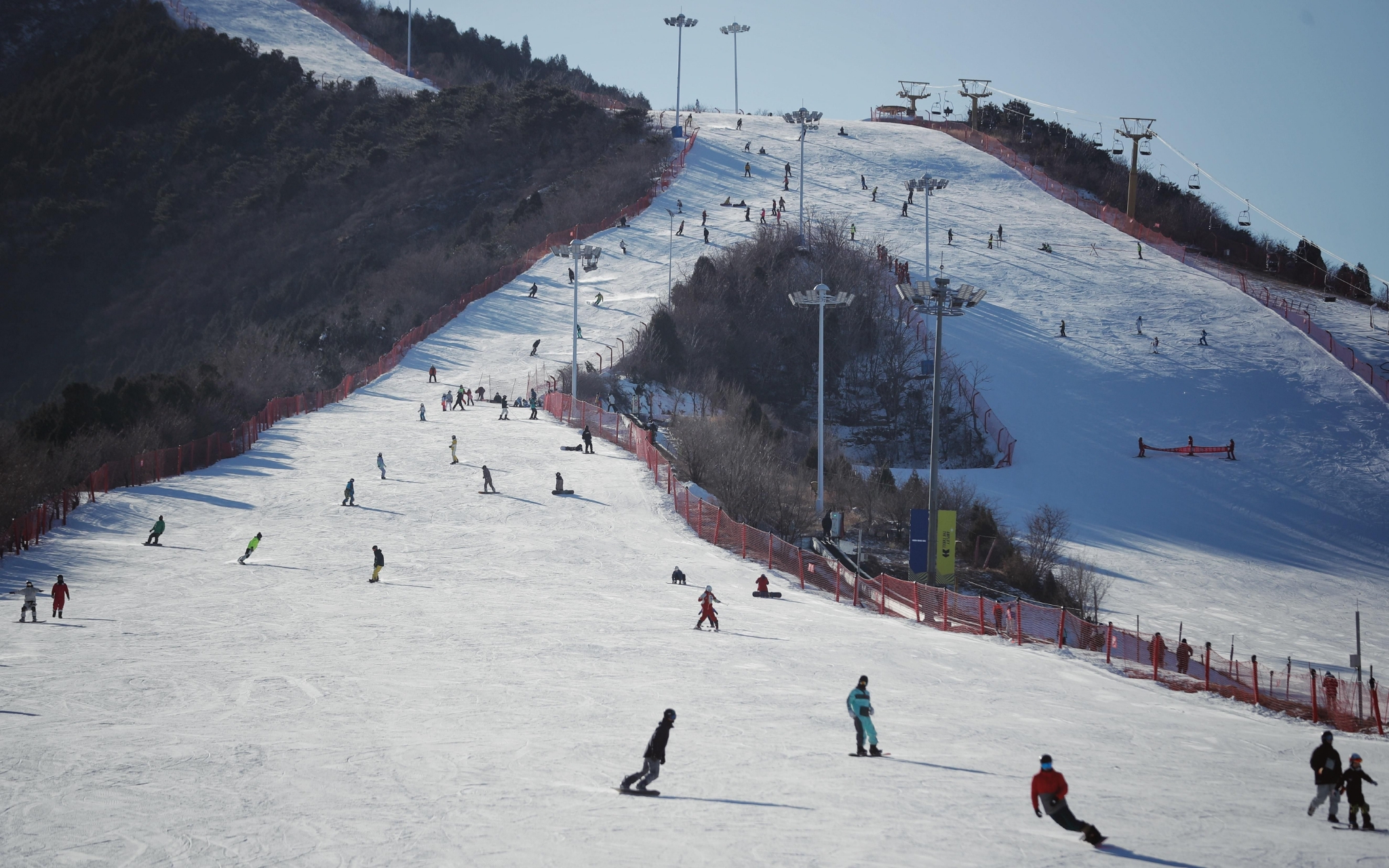 ▲北京渔阳国际滑雪场，游客在滑雪。新京报记者 薛珺 摄