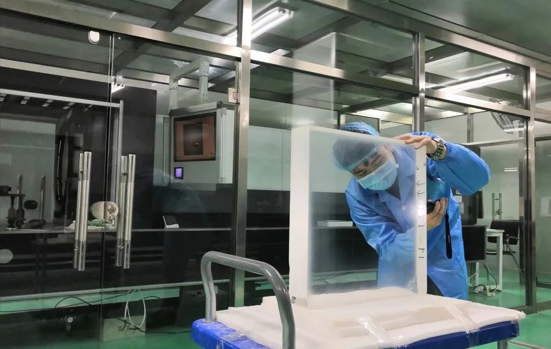 大尺寸高性能石英玻璃。图片来源：中国建材总院