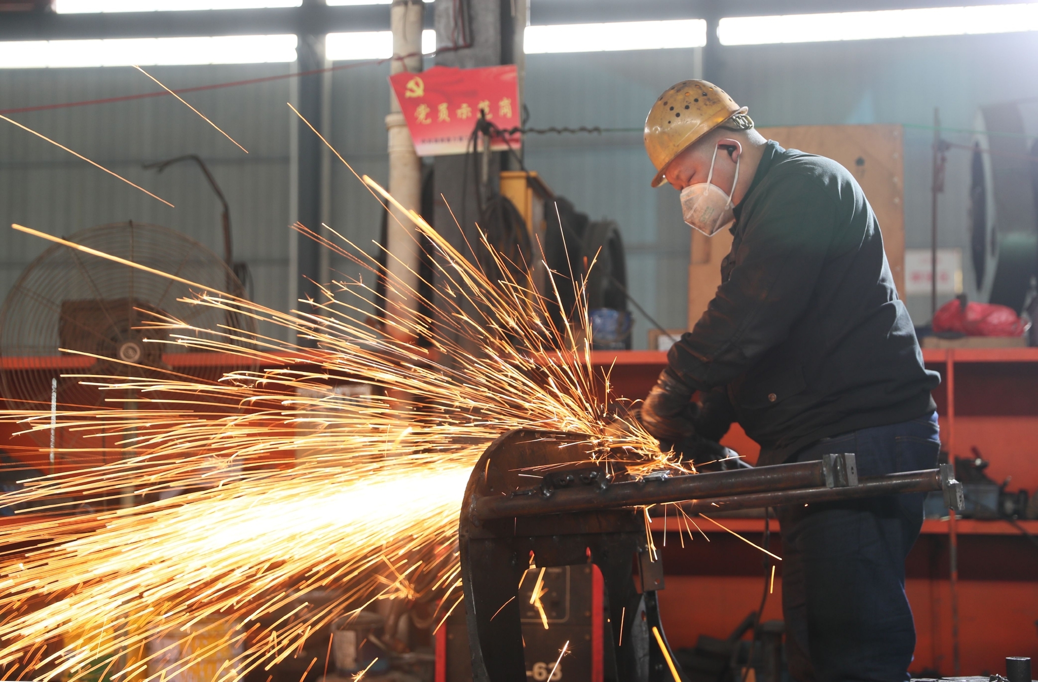 1月2日,在湖南省永州市新田县一家企业,工人在生产车间工作.