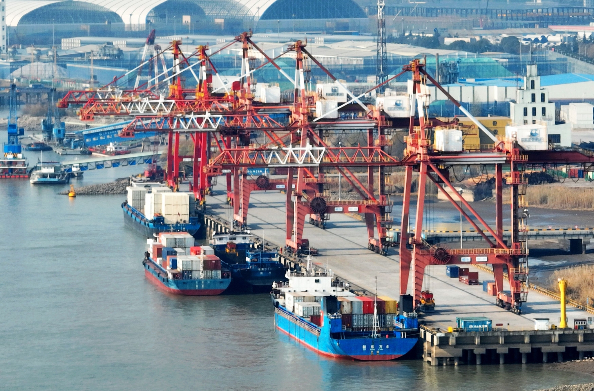 1月3日,在江苏省扬州港集装箱码头,货轮停在泊位上装卸集装箱(无人