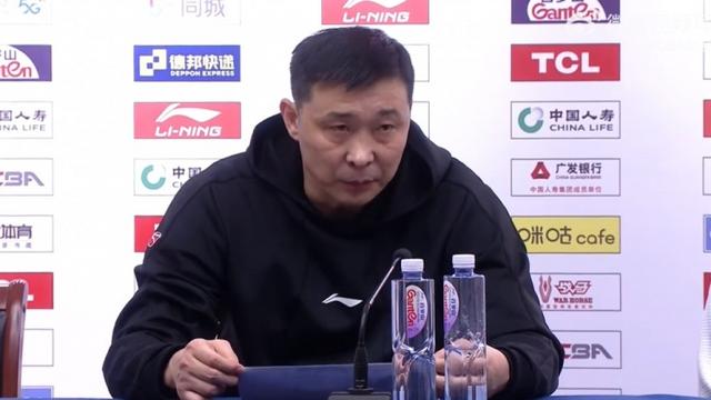 张劲松谈输球北京队攻守均衡我们失误多以及篮板球出现了问题
