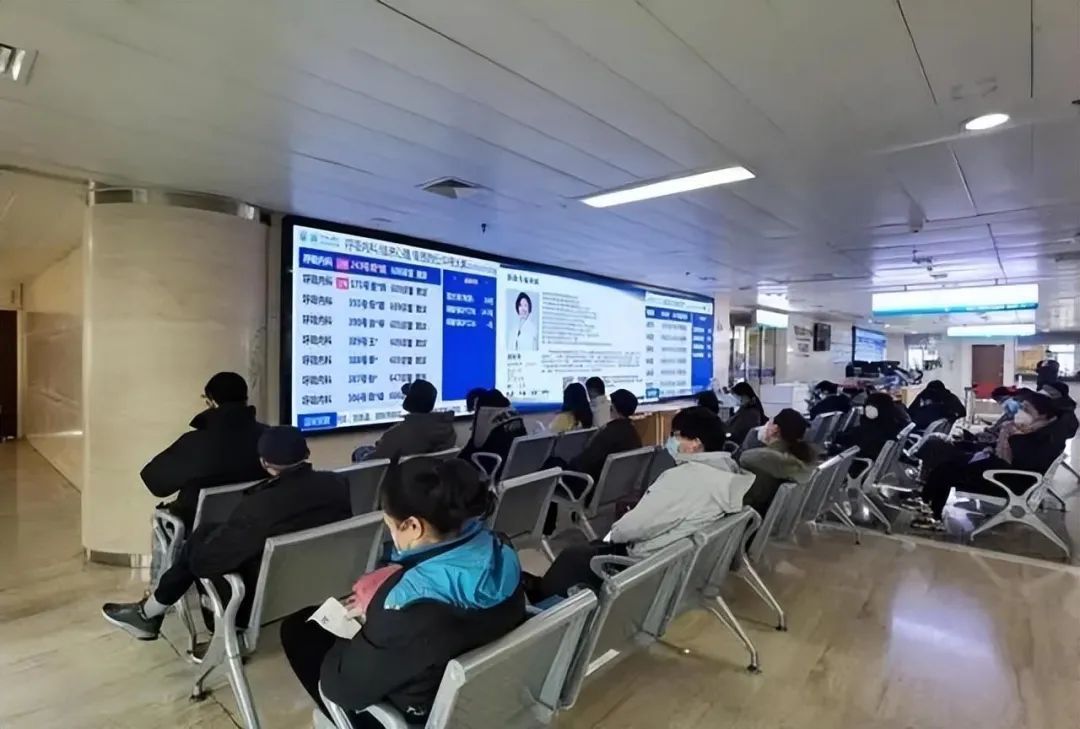 患者正在候诊。浙江省人民医院图