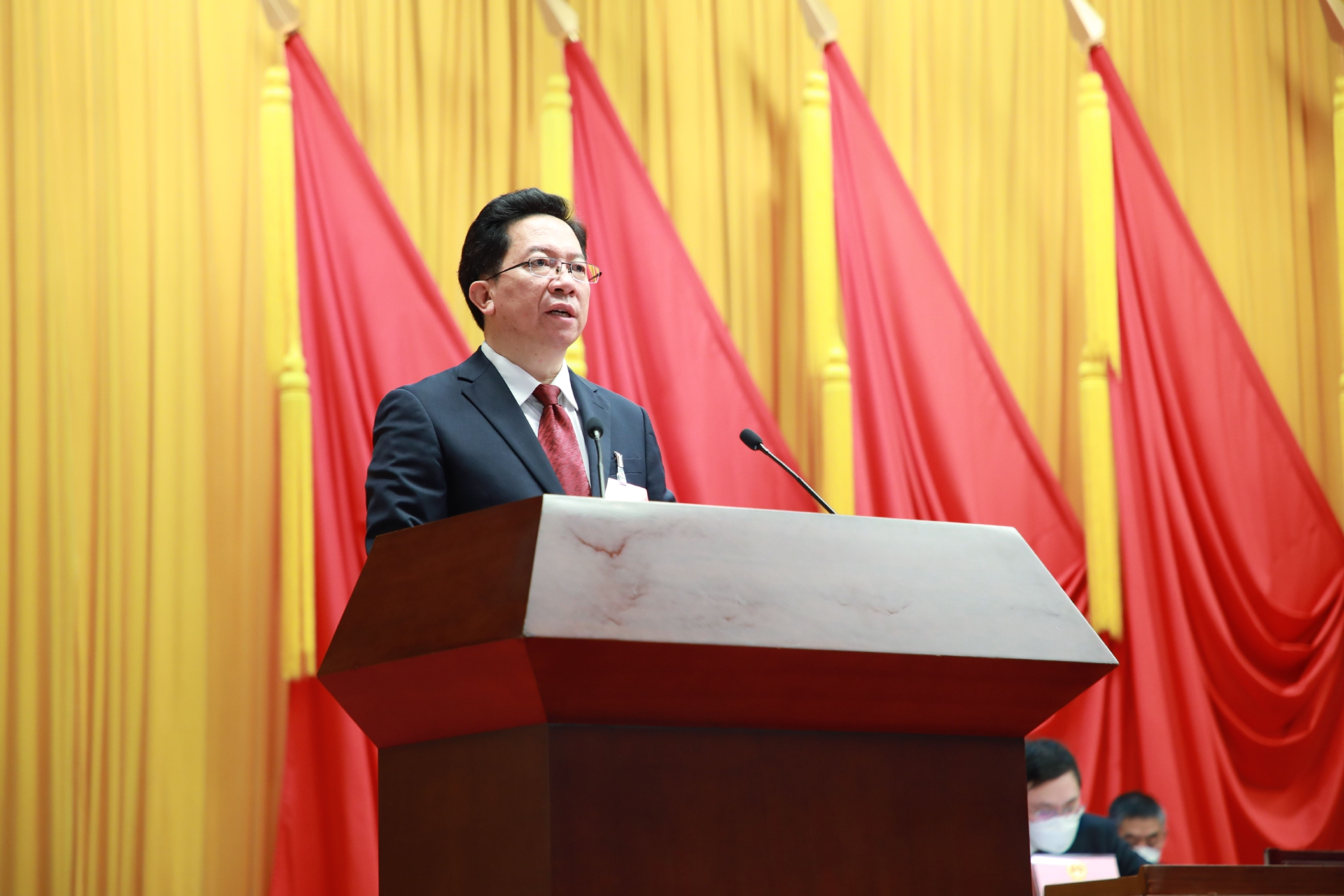 密云区长马新明代表北京市密云区人民政府向大会报告工作.