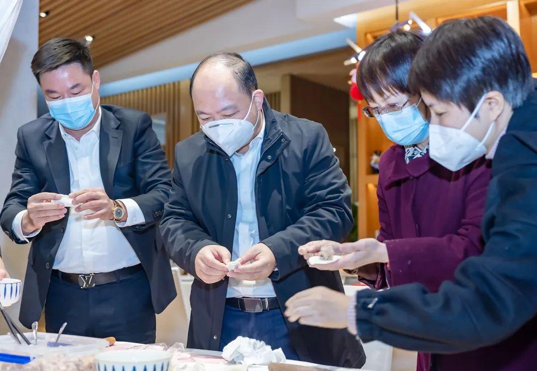 平湖市委书记与企业家共包"迎新年亲清饺"