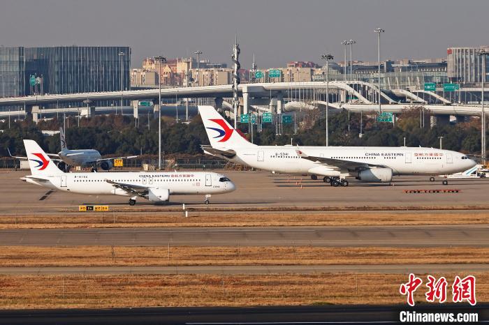 东航全球首架c919飞机在上海虹桥机场滑行. 殷立勤 摄