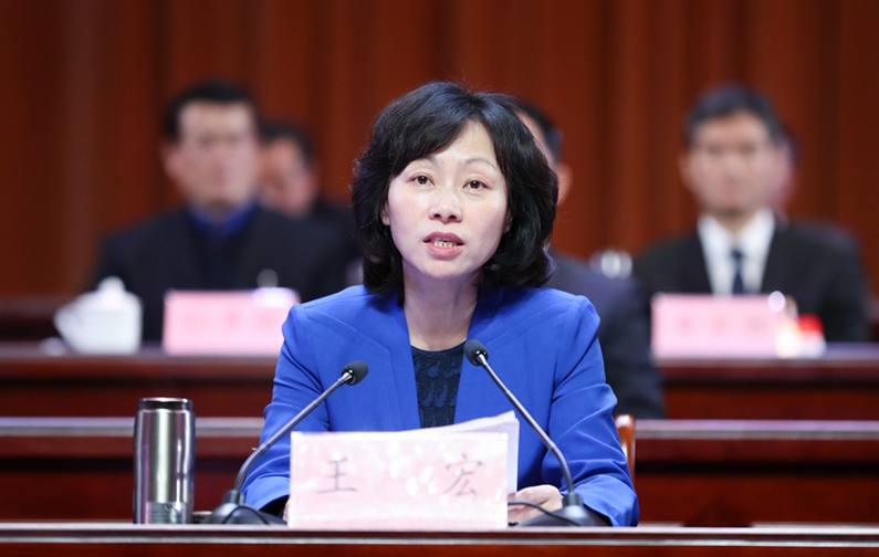 政知君注意到, 王宏是一名"70后"女性干部,也曾是安徽首位"70后"市长.
