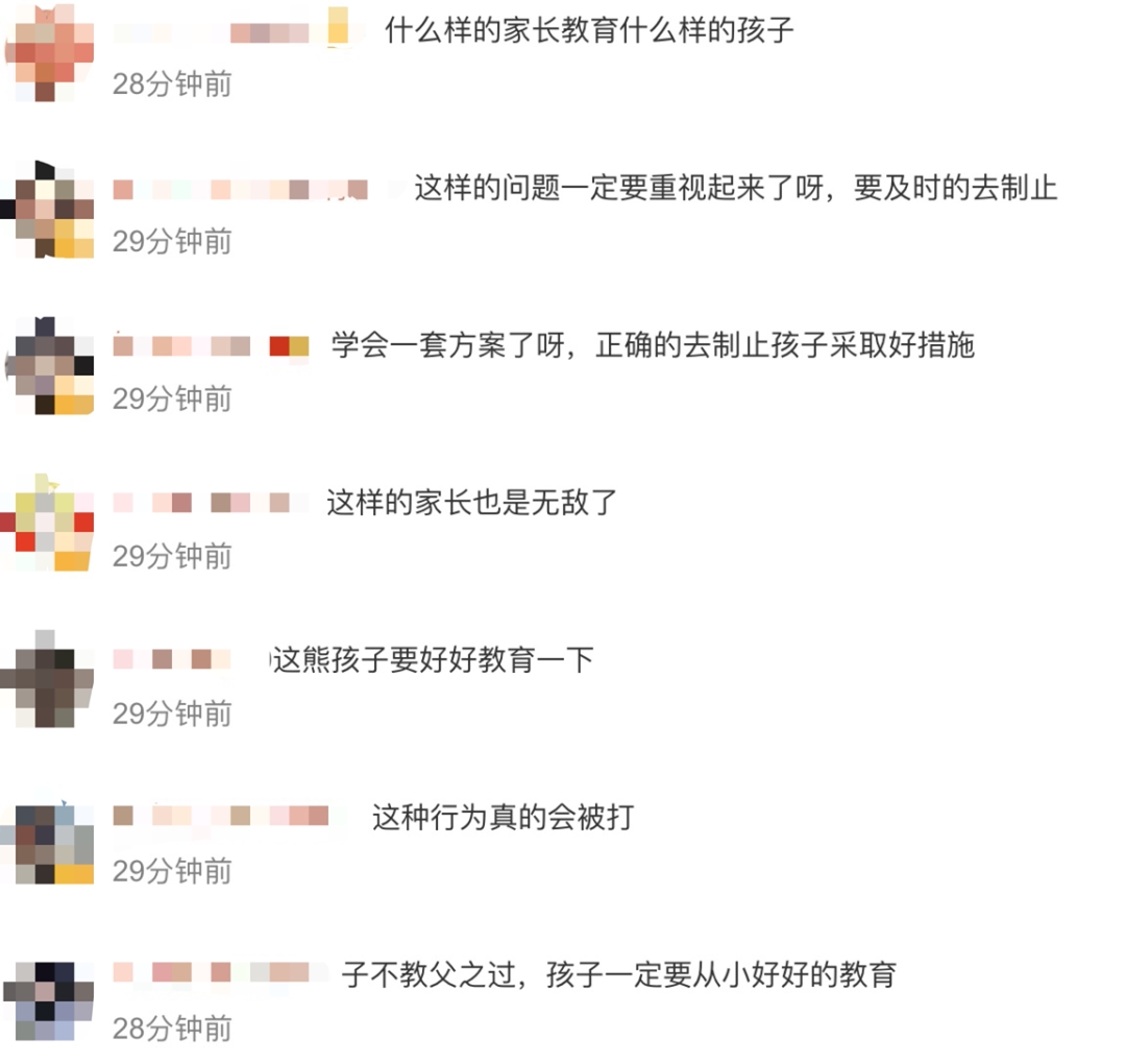 一女子试衣遭两男童推帘！出言制止还被家长辱骂抢手机休闲区蓝鸢梦想 - Www.slyday.coM