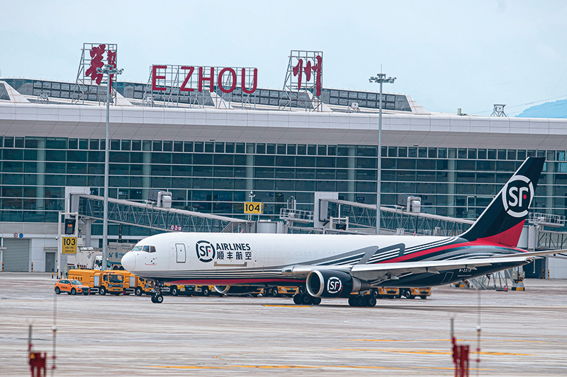 顺丰航空的全货机在鄂州花湖机场滑行(2022年7月17日摄) 肖艺九摄/本刊
