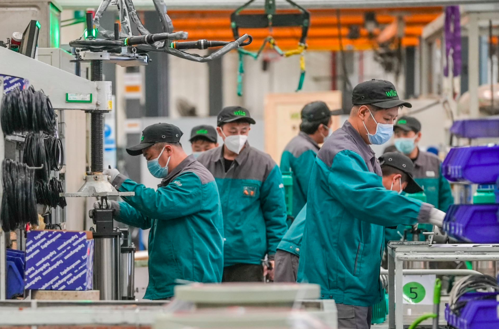 在位于北京中德产业园的威乐水泵厂房内,工人正忙碌生产.