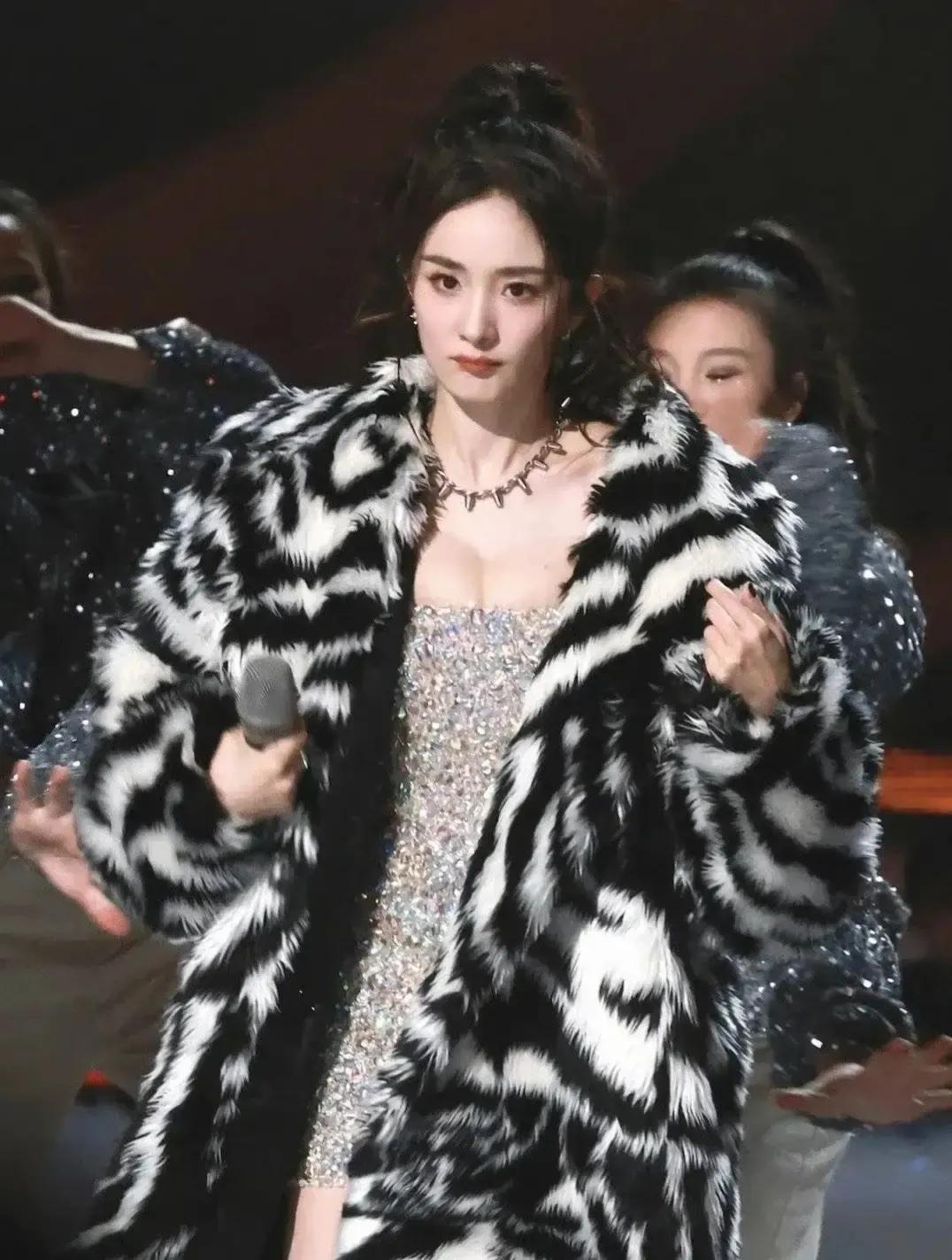 杨幂跨年晚会热舞,险遭走光,不愧是“少女幂”,网友直呼好身材