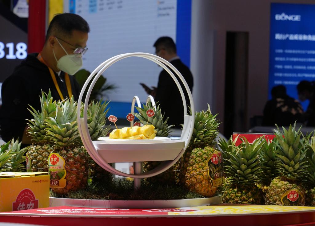  第五届进博会食品及农产品展区拍摄的菲律宾黑钻凤梨。