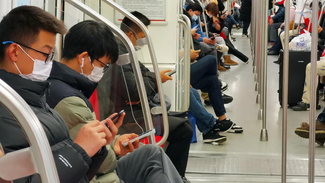 南京地铁车厢内,市民佩戴口罩出行.视觉中国 图