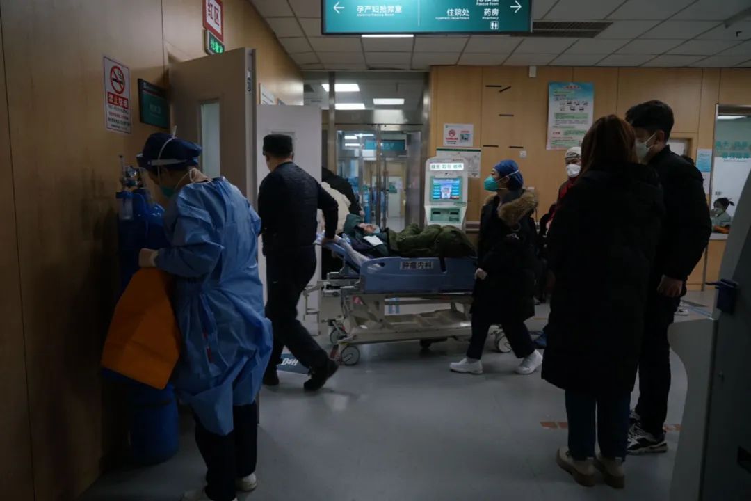  2022年12月27日，北京丰台，一名病人被送至首都医科大学附属北京佑安医院急诊科抢救室。中青报·中青网记者李强/摄
