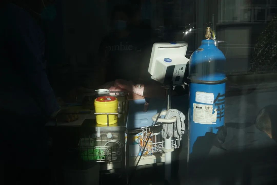  2022年12月27日，北京丰台，北京佑安医院急诊科抢救室内，一名病人正在吸氧。中青报·中青网记者李强/摄