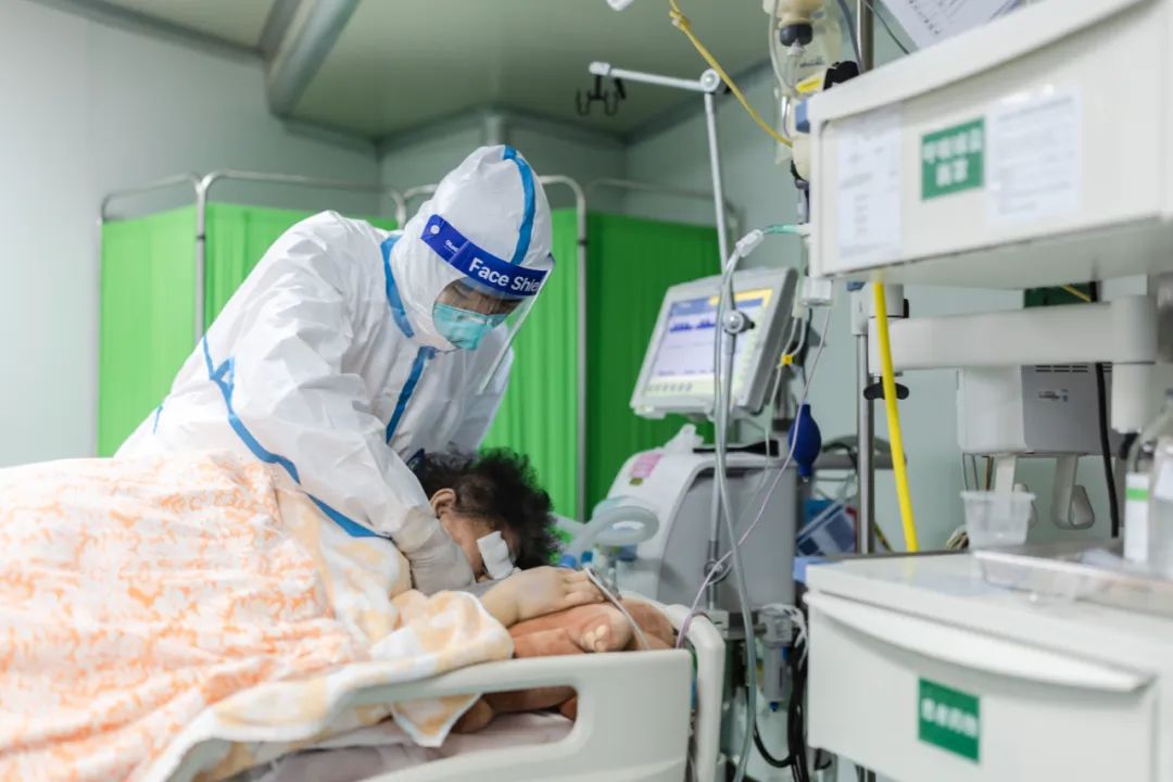 (资料图)icu里,医务人员为重症患者进行俯卧位通气.