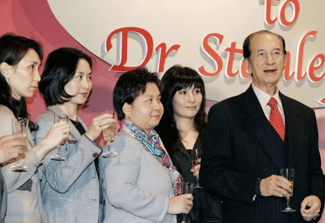 赌王长房嫡孙女近照曝光,终于有人遗传到赌王的外貌基因了|赌王|何猷光|何超琼_新浪新闻