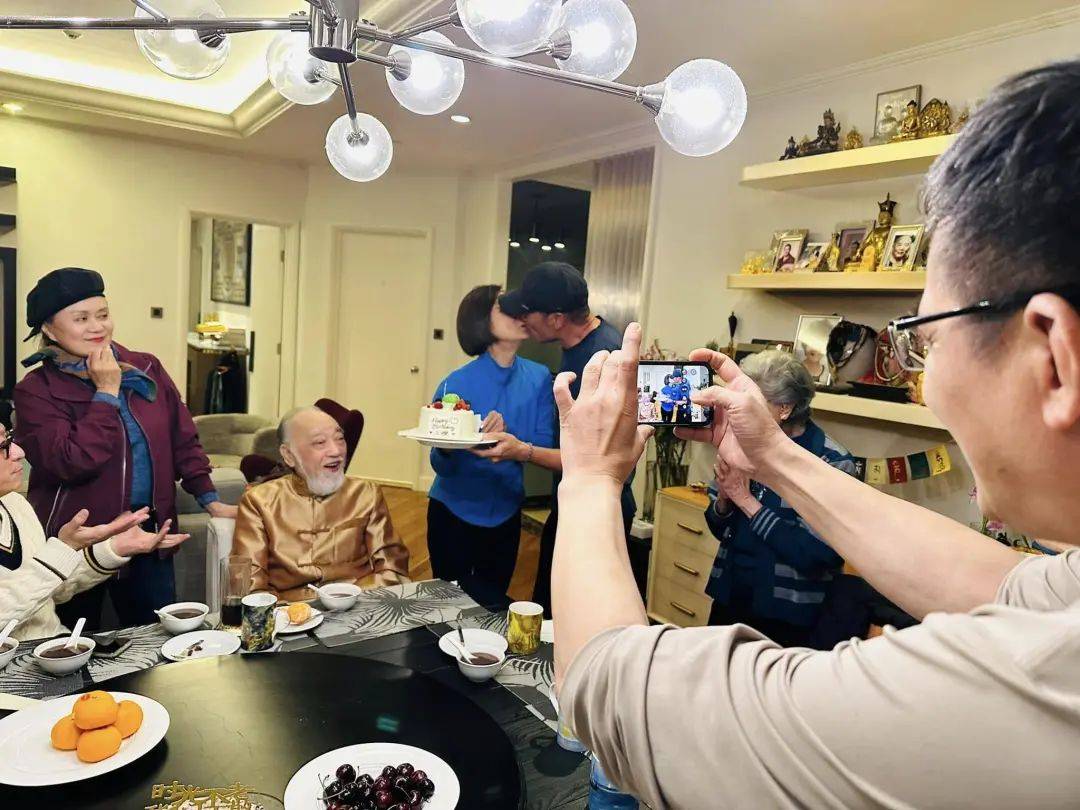 苗侨伟和黄日华等港星聚会，移居国外一年后回国，子女在国外工作休闲区蓝鸢梦想 - Www.slyday.coM