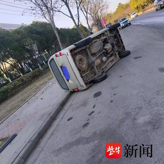 图为面包车侧翻的现场