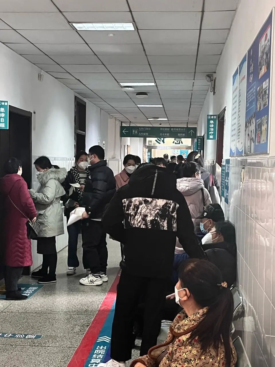 急诊科诊室前等待的人门