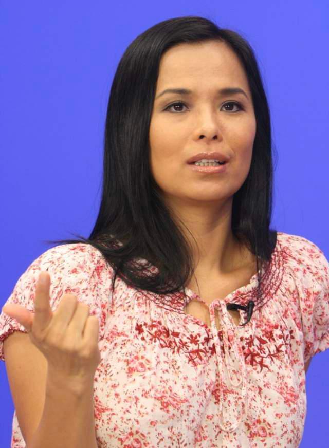 59岁韦唯近照显年轻,三个混血儿子长相帅气,定居美国坐豪华游轮