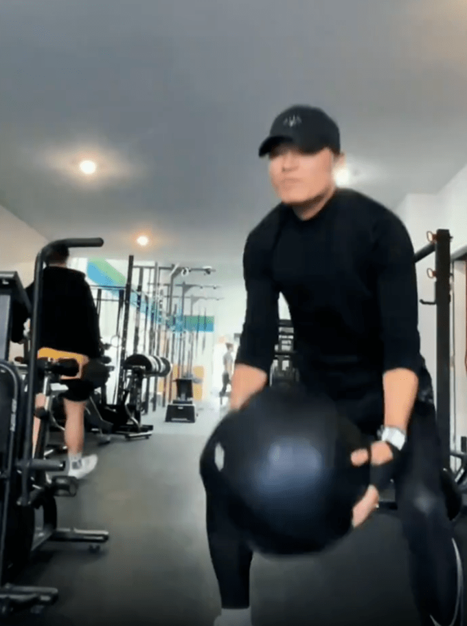 苗侨伟和黄日华等港星聚会，移居国外一年后回国，子女在国外工作休闲区蓝鸢梦想 - Www.slyday.coM