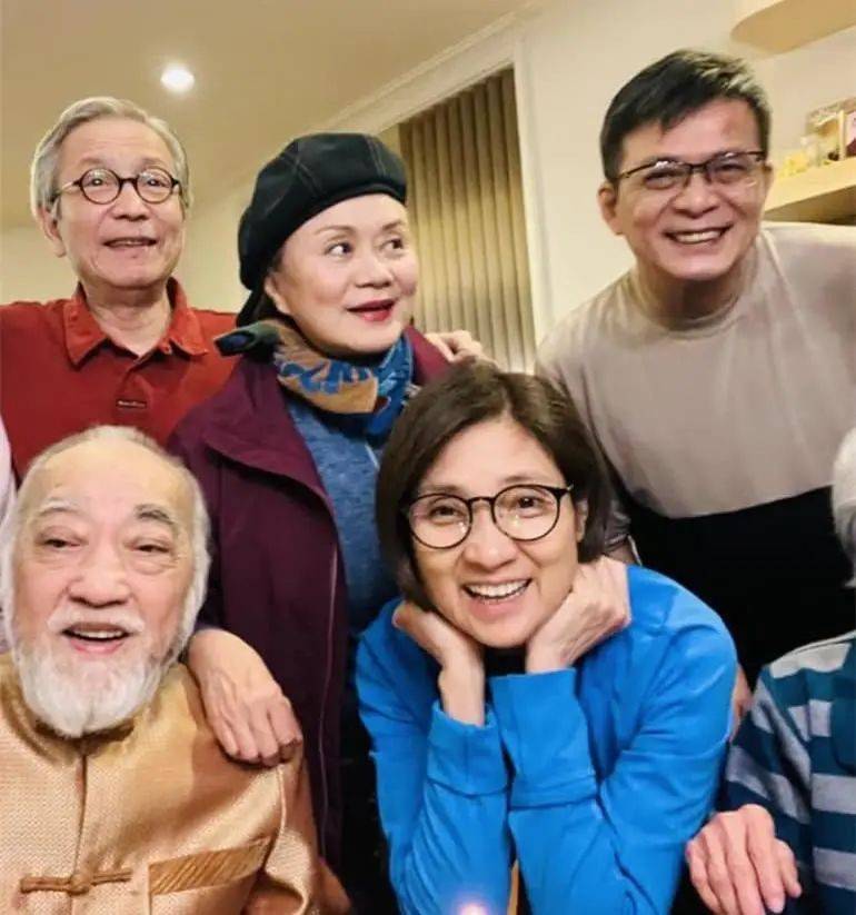 苗侨伟和黄日华等港星聚会，移居国外一年后回国，子女在国外工作休闲区蓝鸢梦想 - Www.slyday.coM