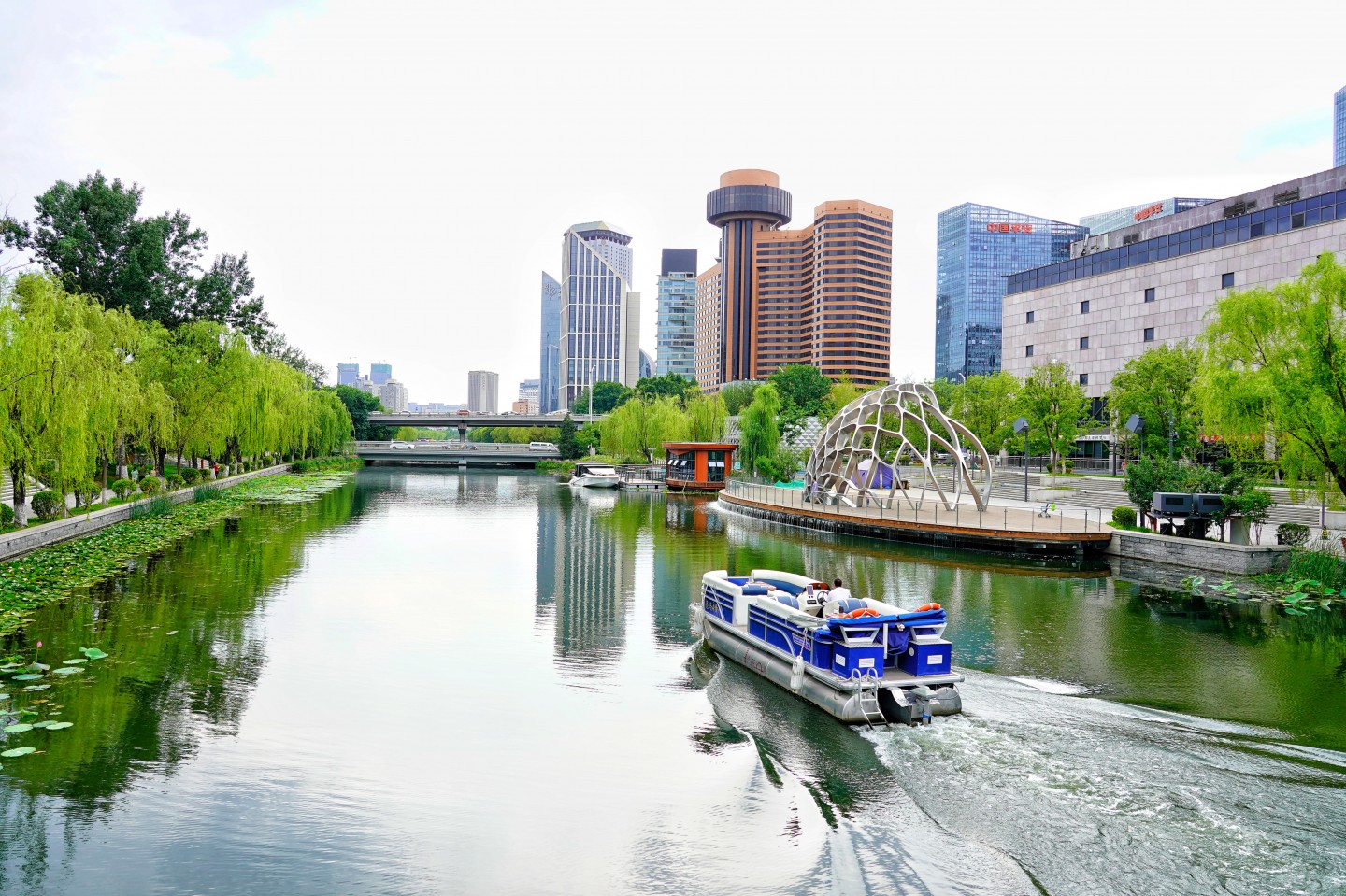 亮马河国际风情水岸环境清幽,景色优美,建成开放以来吸引了大量市民