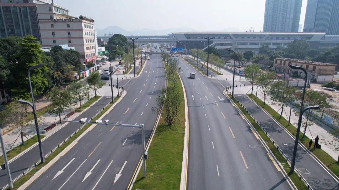 光明大街起点为光明大道,终点为光侨路,长度为2144米,红线宽51米,双向