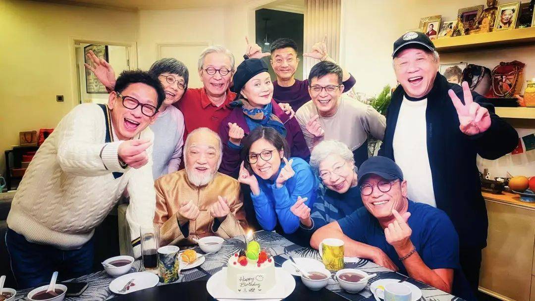 苗侨伟和黄日华等港星聚会，移居国外一年后回国，子女在国外工作休闲区蓝鸢梦想 - Www.slyday.coM