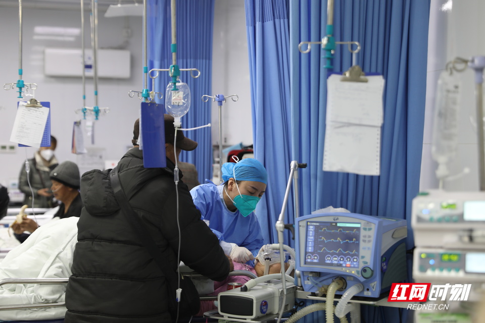 蹲点深"医"度|组图:急诊,icu满员,"生命守门人"正在拼尽全力|急诊|icu