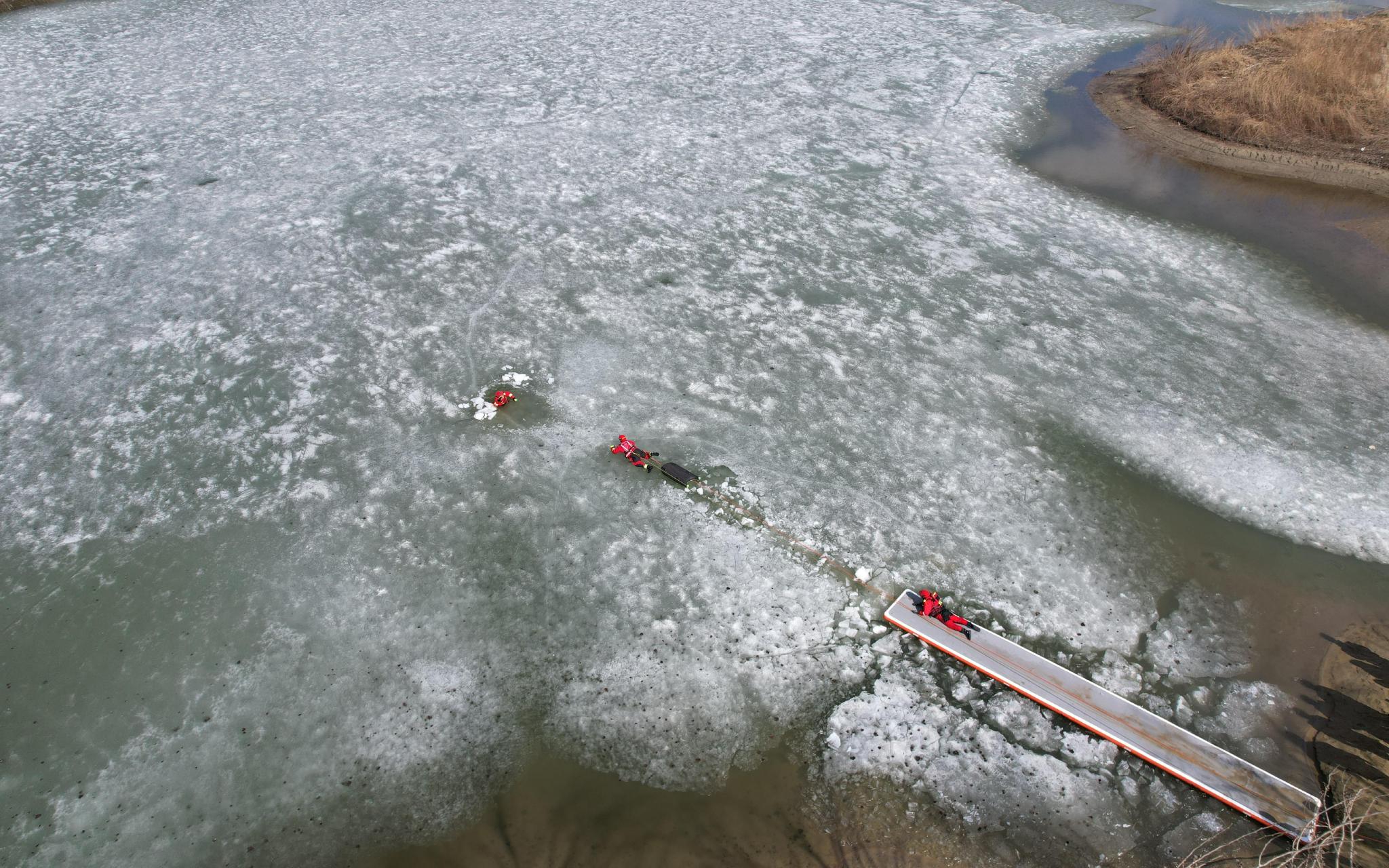 "野冰"暗藏风险,消防员科普如何自救与他救|消防员|救援|消防_新浪