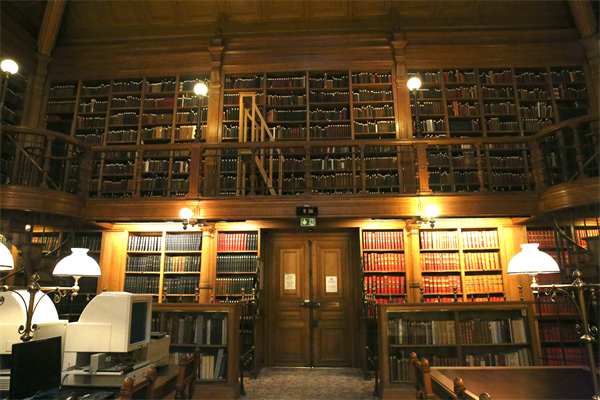 图书馆的二层书架