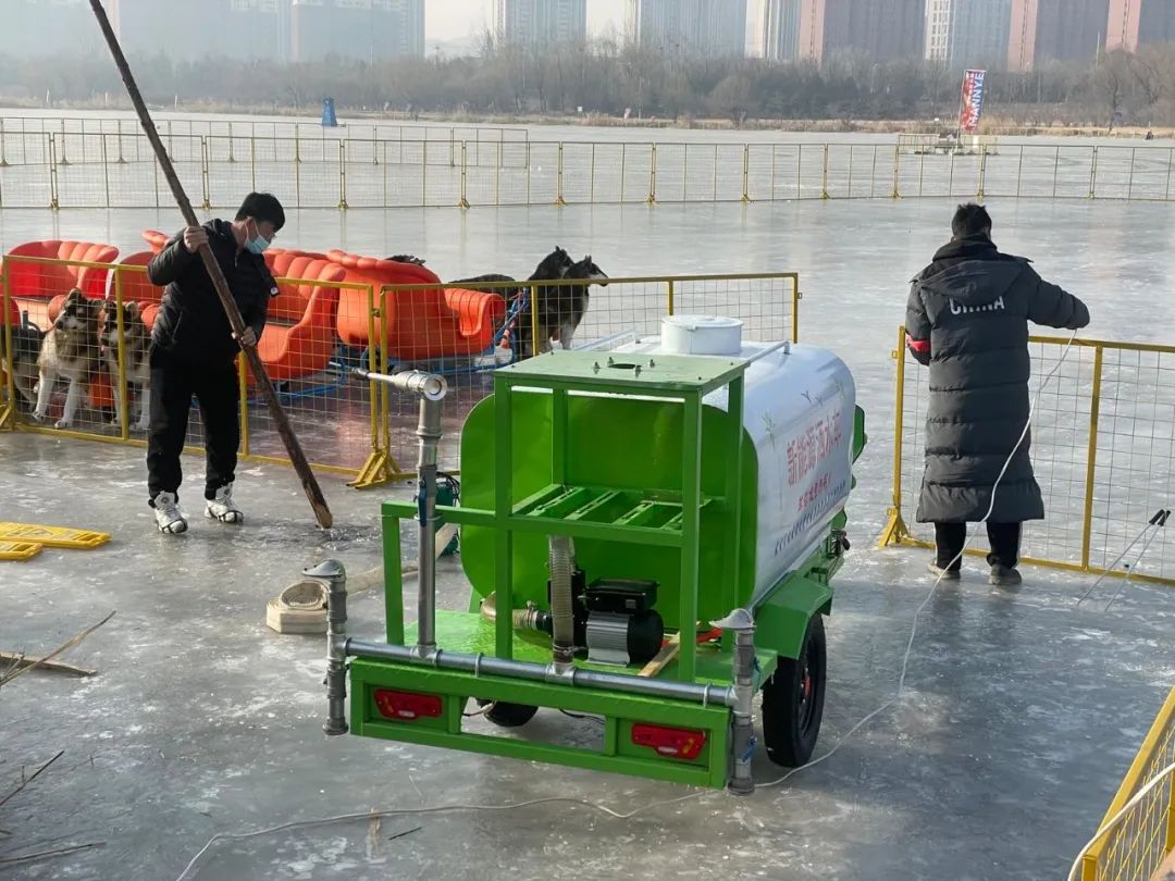 莲石湖冰场浇冰车  