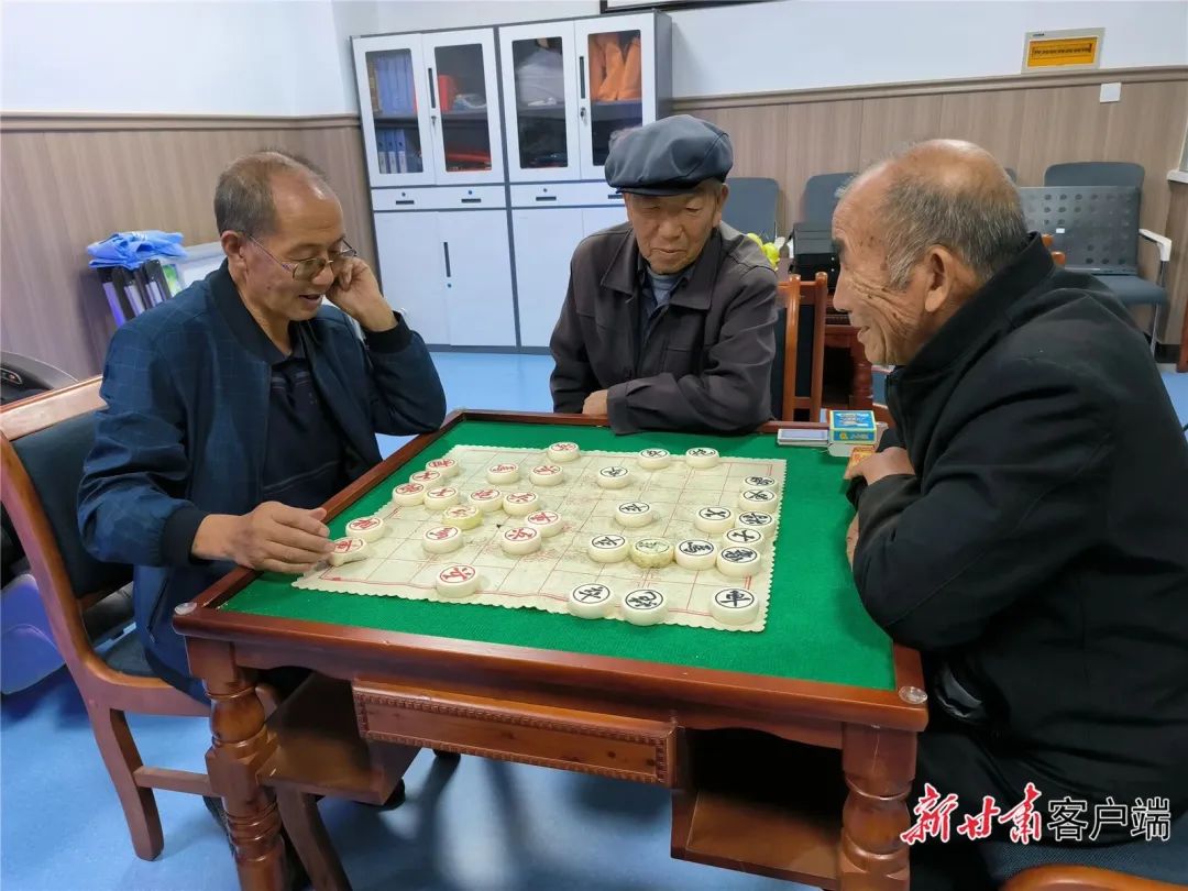 &nbsp; 老年人在安定区福台路街道综合养老服务中心开展娱乐活动