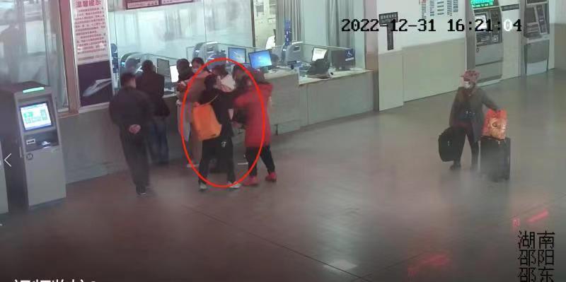 男子高铁站插队不成反打人,长沙铁警出动将其行政拘留_手机新浪网