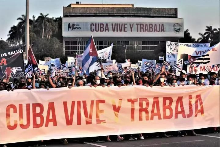 ▲当地时刻2022年5月1日,古巴人人在哈瓦那参加“五一”海外工作节纠合游行,反对好意思国阻滞,并向古巴医疗责任者和科研人员问候。图/新华社